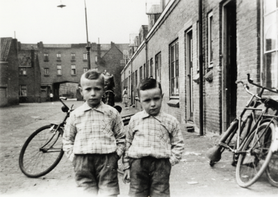 108917 Portret van twee jongetjes in de Framboosstraat te Utrecht.N.B. Dit deel van de Framboosstraat tussen de ...